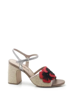 Sandália Kade em Pele Beige e Pormenor de Flor