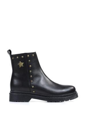 Bota Preta em Pele com Pormenores em Dourado