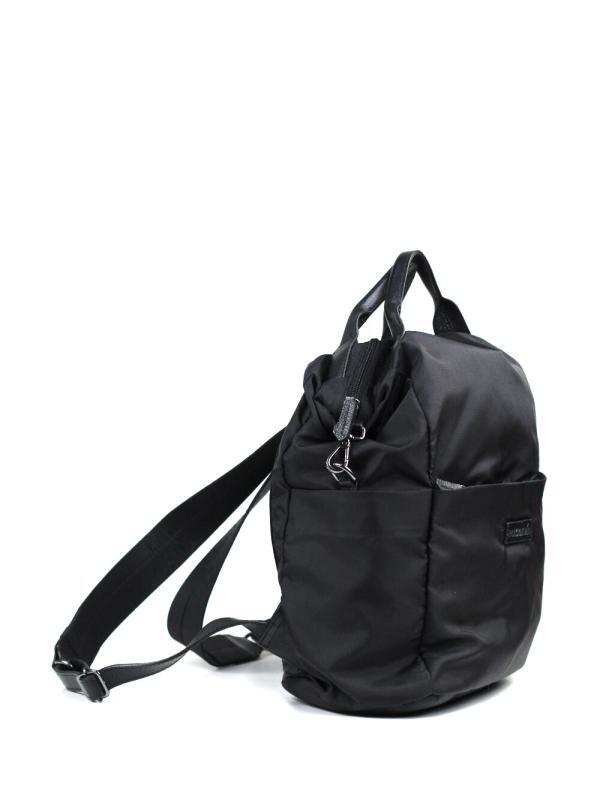 MOCHILA PRETA COM BOLSOS EXTERIORES