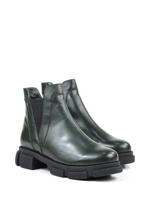 BOTA EM PELE VERDE COM ELÁSTICO LATERAL E SOLA TRATORADA