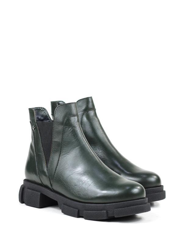 BOTA EM PELE VERDE COM ELÁSTICO LATERAL E SOLA TRATORADA