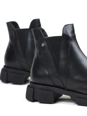 BOTA PRETA EM PELE COM ELÁSTICO LATERAL E SOLA TRATORADA