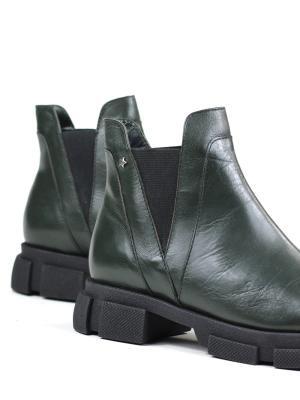 BOTA EM PELE VERDE COM ELÁSTICO LATERAL E SOLA TRATORADA