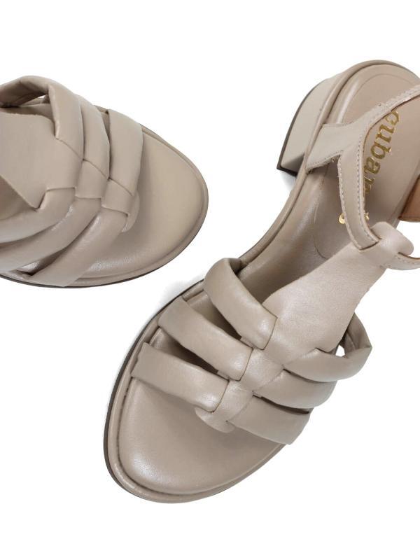 Sandália em Pele Beige com Tiras Entrançadas e Salto em Bloco