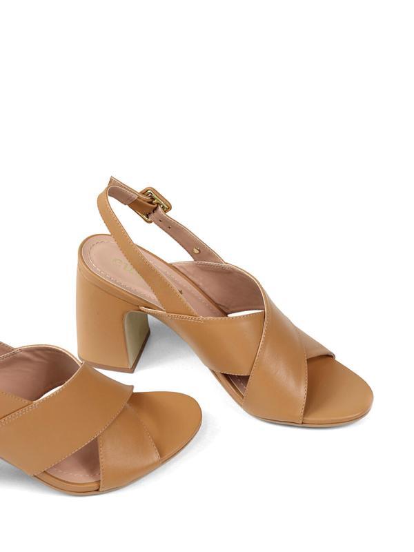 Sandália em Pele Camel com Tiras Cruzadas e Salto em Bloco