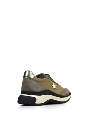 Ténis em Camurça Castanha e Atacadores