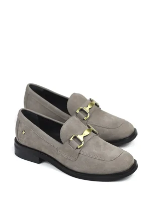 Loafer em Pele Cinza e Pormenor em Dourado