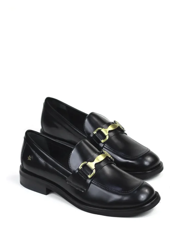 Loafer Preto em Pele e Pormenor em Dourado
