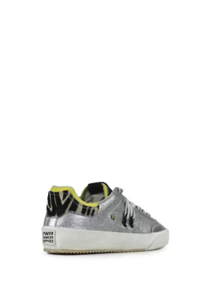 Ténis Pump em Pele Prata e Pormenor Animal Print