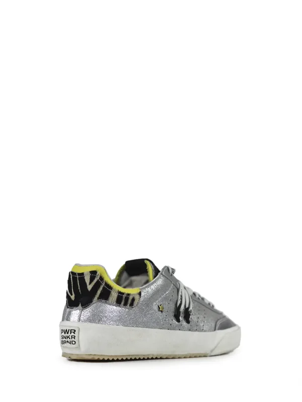 Ténis Pump em Pele Prata e Pormenor Animal Print